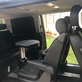 voiture-intérieur-table